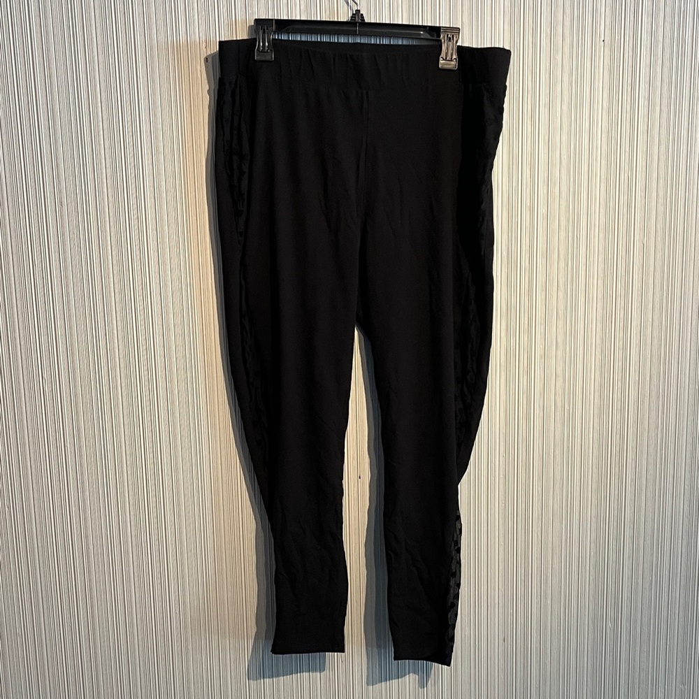 Plus size Torrid leggings with sheer hearts stripe
